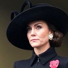 Kate Middleton v svojem najljubšem vojaško navdihnjenem plašču: Biserni uhani valižanske princese na spominski nedelji v čast kraljici Elizabeti