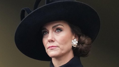 Kate Middleton v svojem najljubšem vojaško navdihnjenem plašču: Biserni uhani valižanske princese na spominski nedelji v čast kraljici Elizabeti