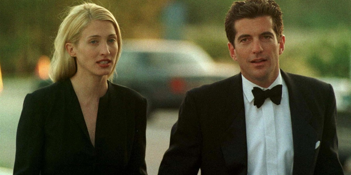 Kako doseči minimalističen stil 90ih Carolyn Bessette-Kennedy