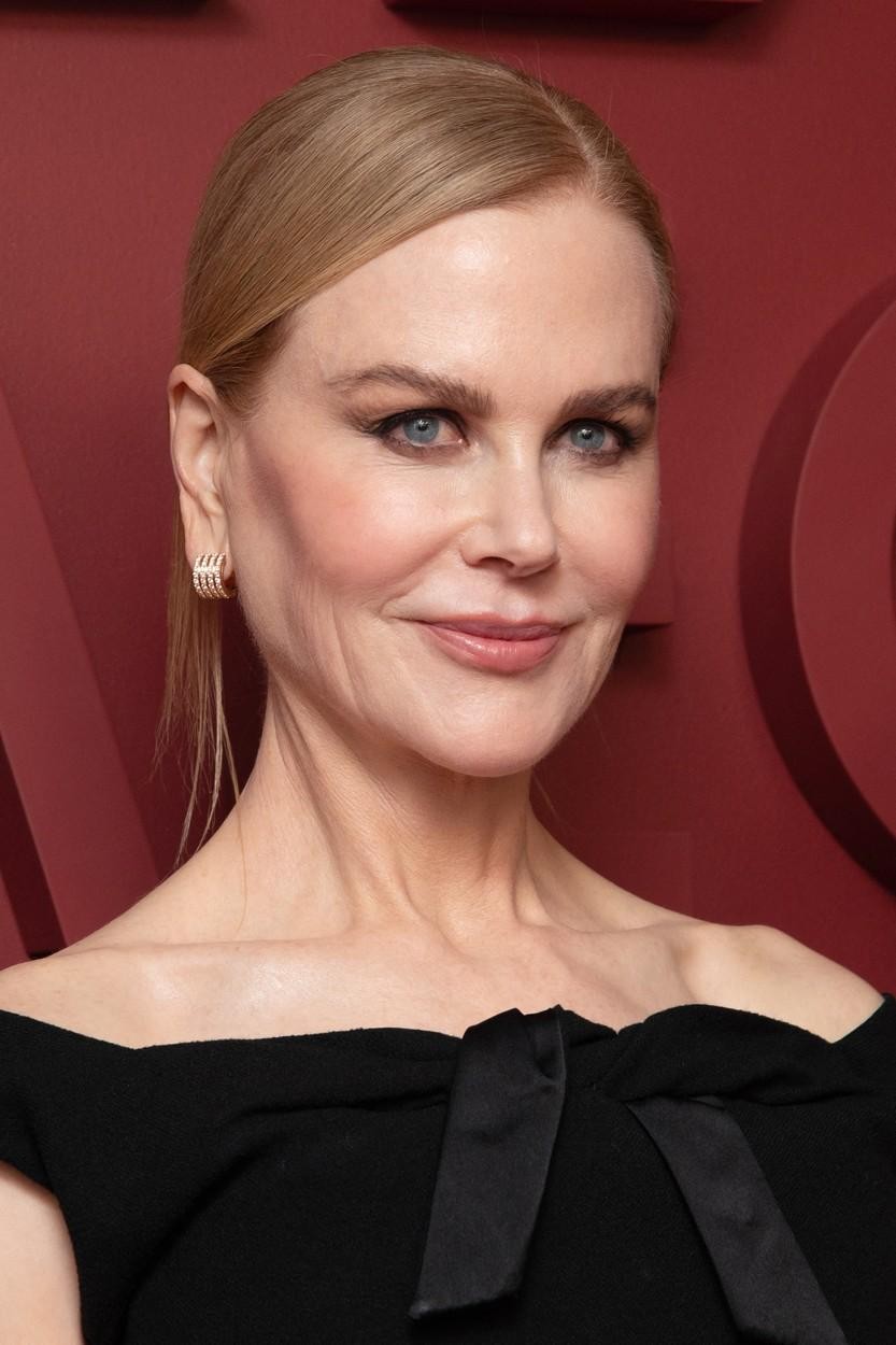 Nicole Kidman je naredila modno izjavo, oblečena v razkošno črno obleko. Oglejte si jo na naslednjih fotografijah.