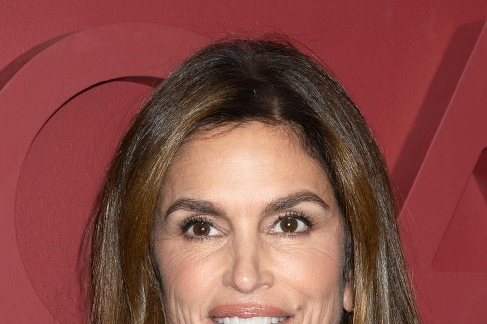 Cindy Crawford se je namreč pojavila v čudoviti satenasti obleki opečnate barve, ki je laskala njeni postavi in ​​se ji odlično prilegala.