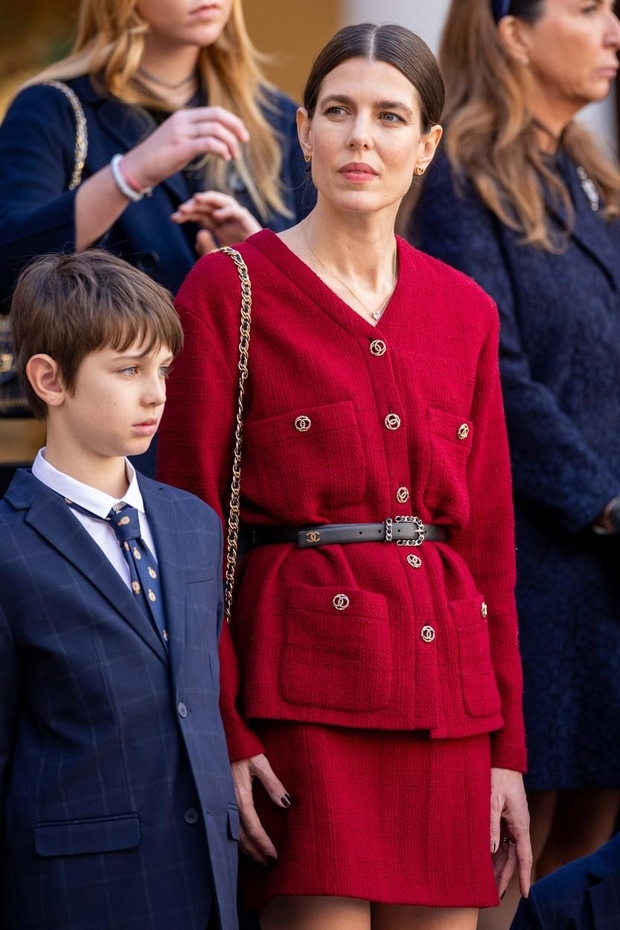 Vendar pa je Charlotte Casiraghi izstopala od ostalih z rdečim videzom Chanel, ki ga bodo ta božič želela nositi najbolj …