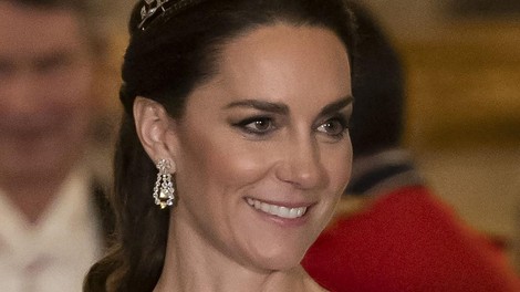 Po škandalu poslala močno sporočilo s simboliko Meghan Markle in vsem Angležem: Kate Middleton očarala s kosi, podedovanimi od kraljice Elizabete in princese Diane