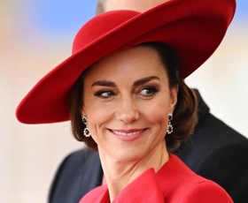 Kate Middleton nosila enega svojih najboljših plaščev doslej in skoraj pokazala preveč
