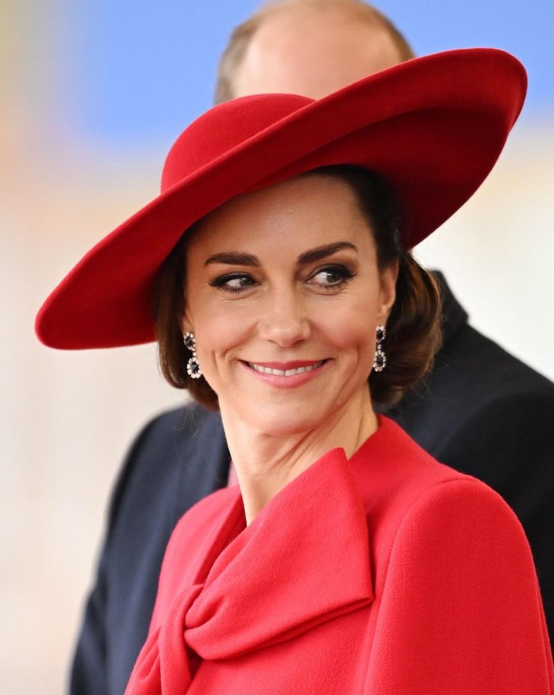 Kate Middleton nosila enega svojih najboljših plaščev doslej in skoraj pokazala preveč (foto: Profimedia)