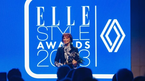 Tako močan simbolični pomen je nosil stajling Mance Košir na Elle Style Awards (prejela je nagrado za življenjsko delo)