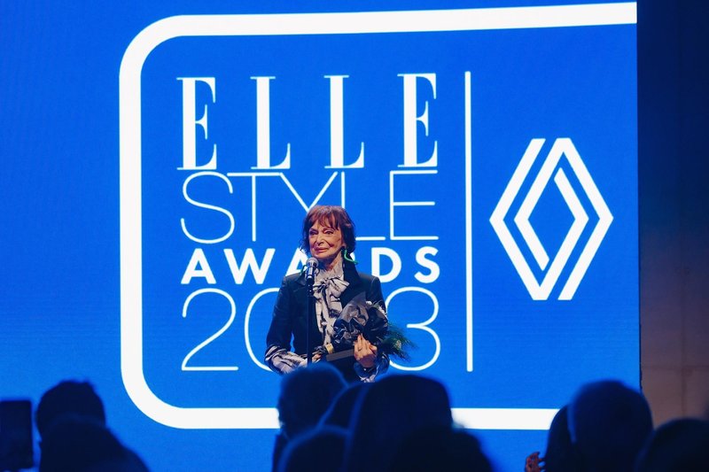 Tako močan simbolični pomen je nosil stajling Mance Košir na Elle Style Awards (prejela je nagrado za življenjsko delo) (foto: Marko Delbello Ocepek)