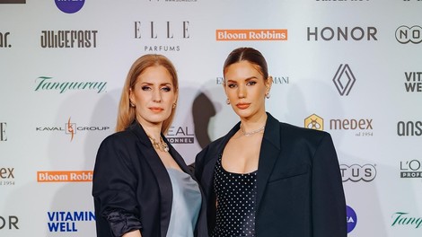 Na Elle Style Awards ujet tudi ta znani sestrski dvojec, za katerega večina ne ve, da je v sorodu (ena je znana sopranistka, druga velika vplivnica)