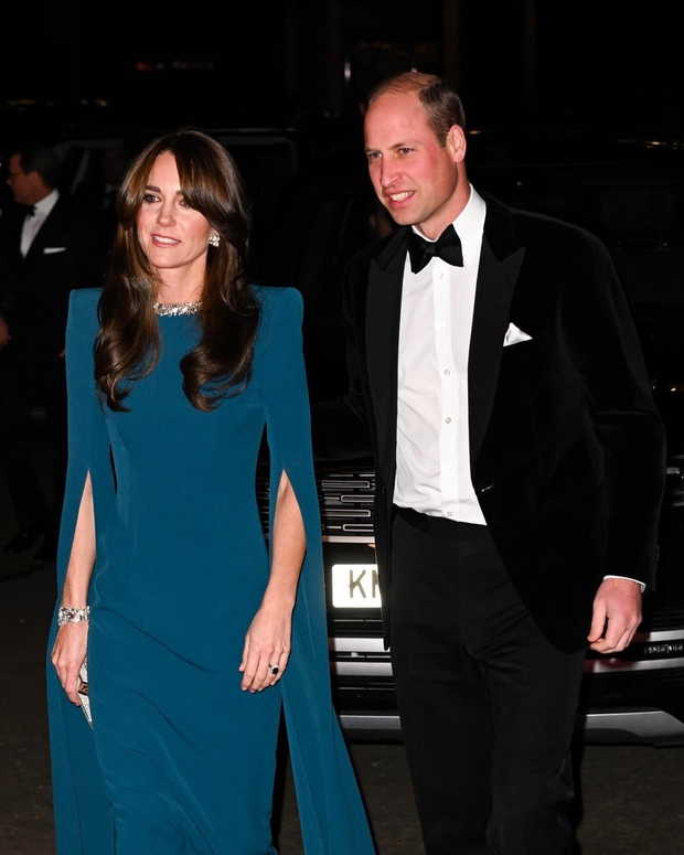Catherine Middleton je s svojim stajlingom razveselila mnoge. Valižanska princesa je izbrala dolgo modro obleko londonske znamke Safiyaa z dolgimi …
