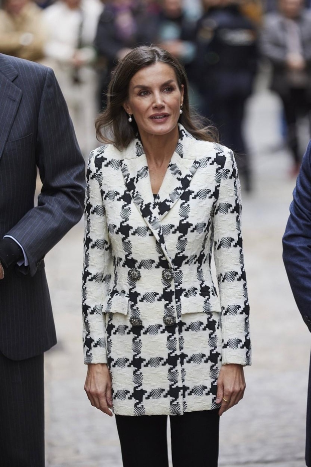 Od leta 2022 kraljice Letizie ne vidimo več tako pogosto nositi pete kot prej, ampak se zateka k udobnejši obutvi, …