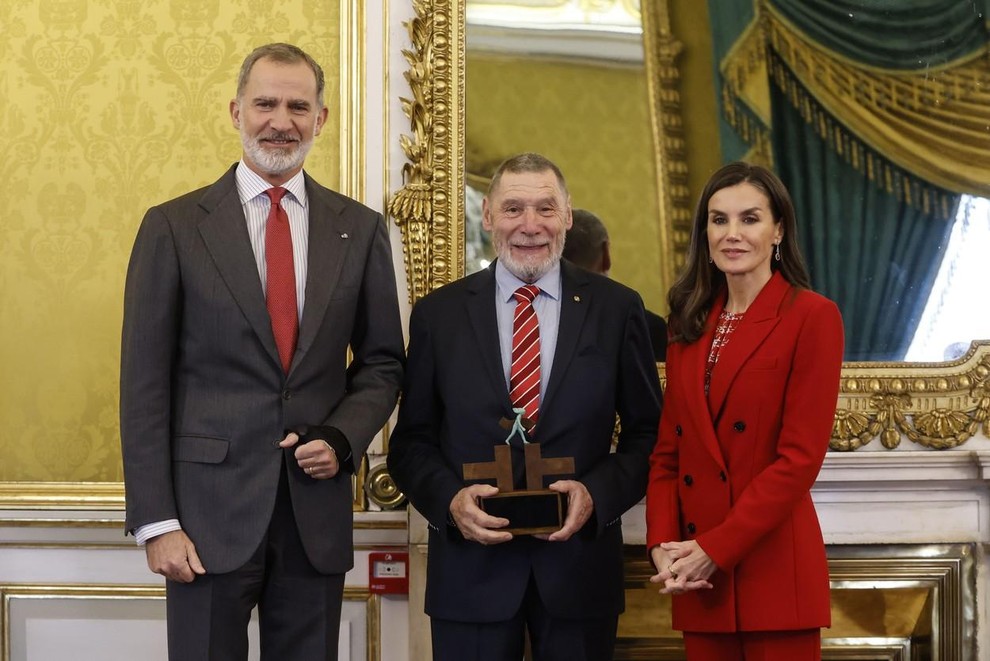 Tokrat je bila kombinacija obleke nekoliko drugačna in nas je spomnila, zakaj kraljica Letizia izbira krojene kose za svoje najboljše …