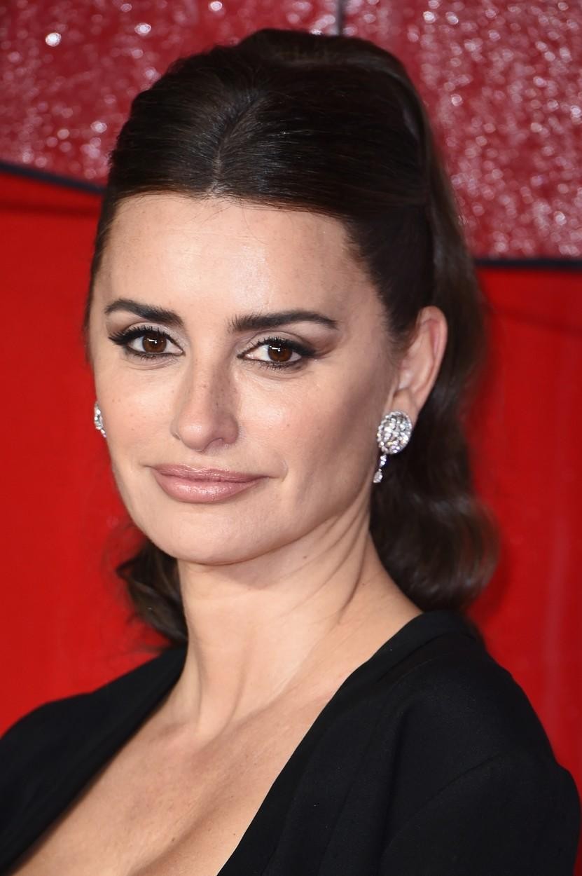 Španska igralka Penelope Cruz je zastopala svojo državo zvesto oblečena v obleko, ki spominja na flamenko, vsa z rožicami in …