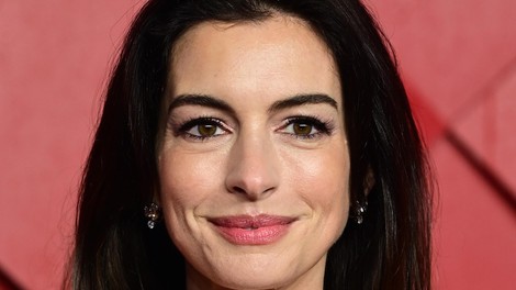 Anne Hathaway v vijolični jopi dokazala, da so lahko barvne pletenine še bolj šik kot tiste v naravnih odtenkih