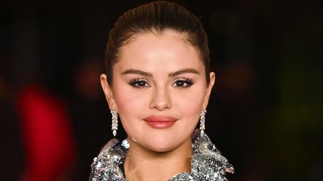 Selena Gomez obudila mini krilo kot del ujemajočega se damskega kostima, kot smo jih nosili v 80-ih! (le nekaj dni prej je nosila isto kombinacijo v veliko bolj seksi različici)