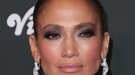 Pižama in plašč iz umetnega krzna: Nepričakovana kombinacija, s katero je Jennifer Lopez vstopila v novo leto