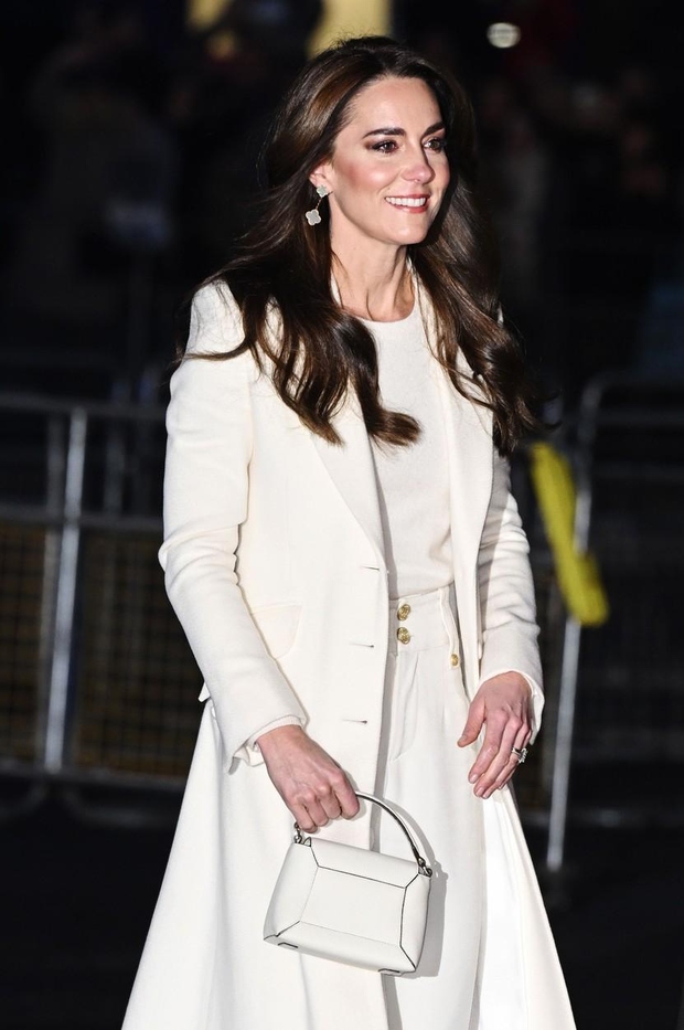 Kate Middleton, žena princa Williama, je spet požela največ pozornosti, kar ji je uspelo z enim bolj preprostih modnih videzov …