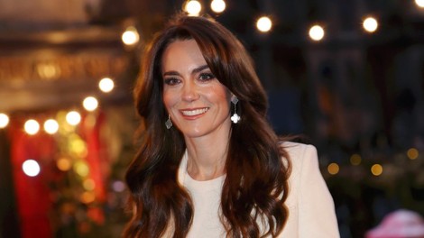Šik, idealen za zimske dni, v trendovskih barvah sezone: Najljubši praznični kos Kate Middleton ima le eno napako