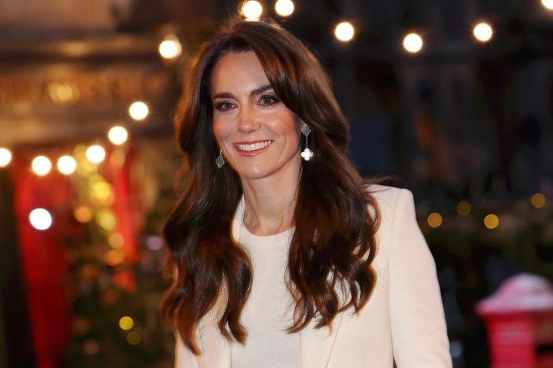 Šik, idealen za zimske dni, v trendovskih barvah sezone: Najljubši praznični kos Kate Middleton ima le eno napako (foto: Profimedia)