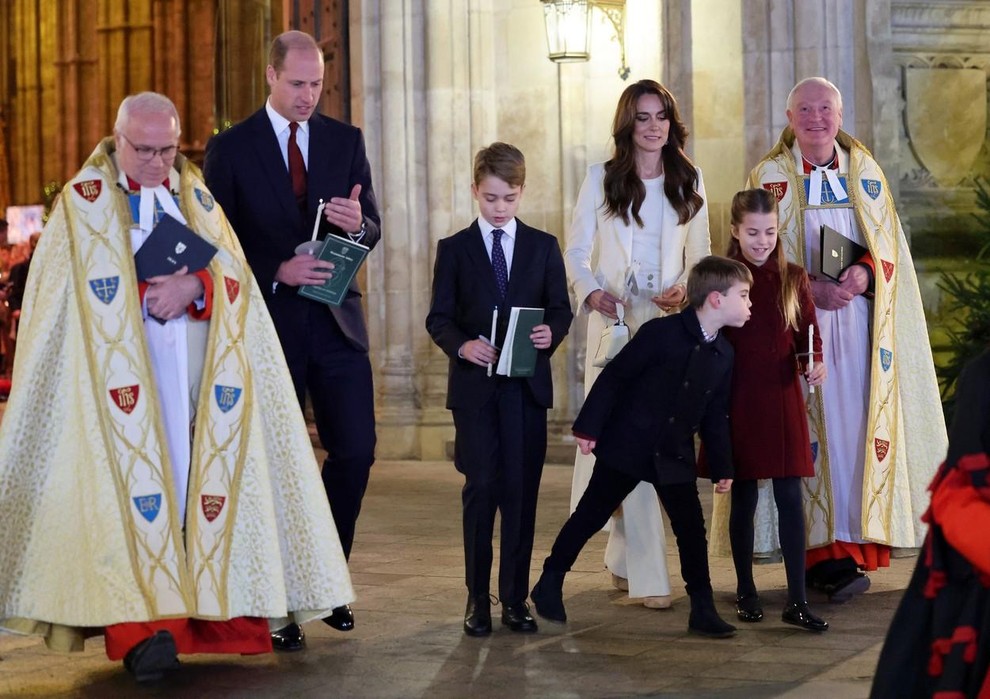 Po dolgem času skupaj z Louisom: Vse prikupne fotografije otrok družine Wales na božični maši princese Kate