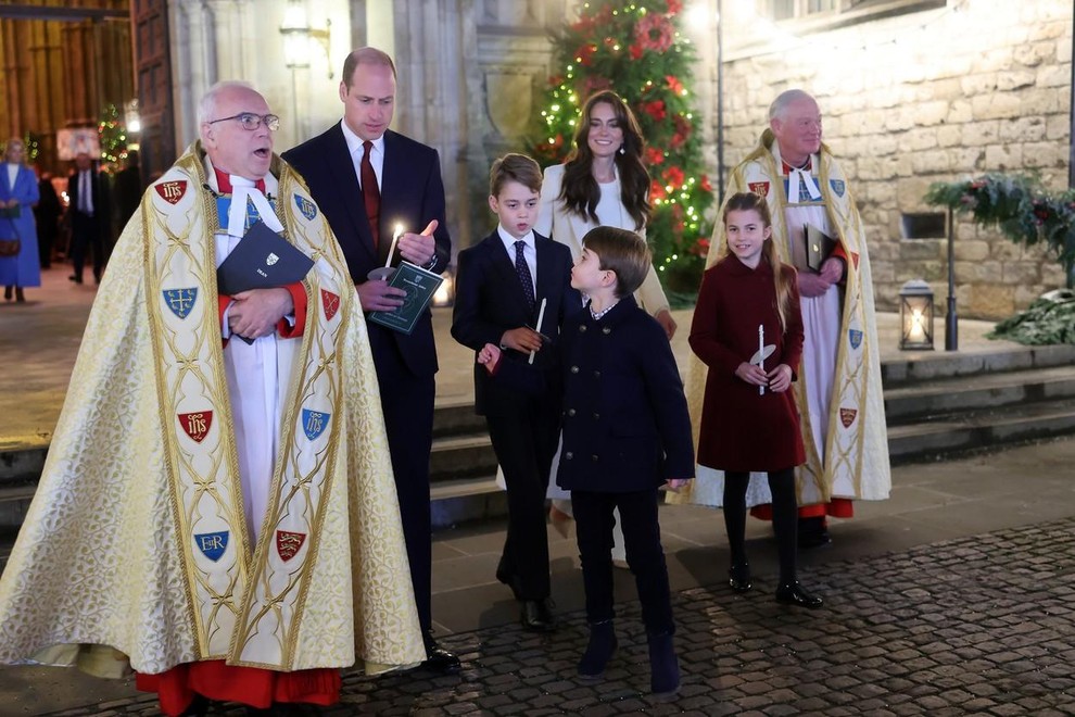 Po dolgem času skupaj z Louisom: Vse prikupne fotografije otrok družine Wales na božični maši princese Kate