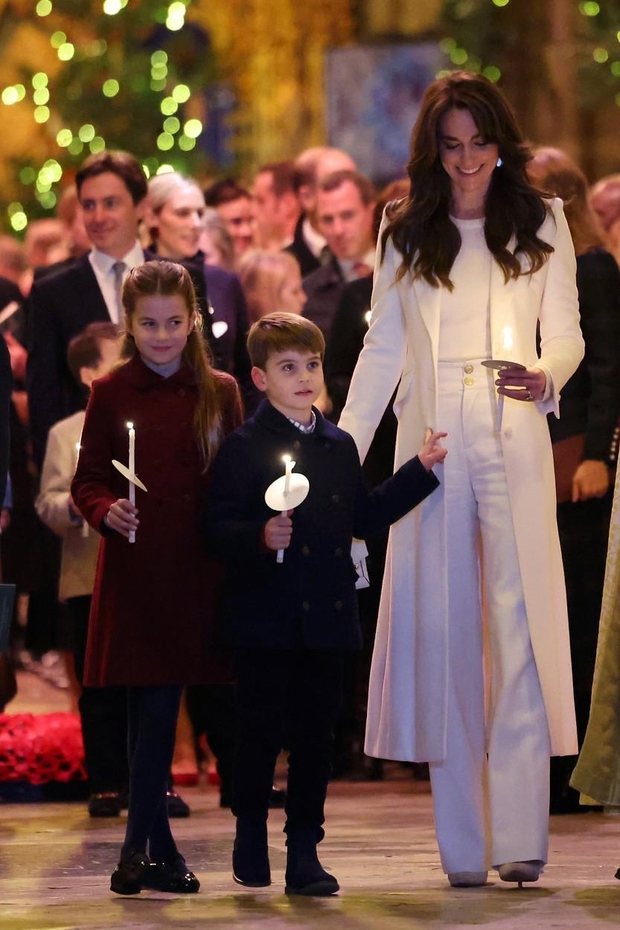 Kate je za to priložnost izstopala v beli enobarvni obleki, sestavljeni iz dolgega plašča, pletenega topa in hlač z visokim …