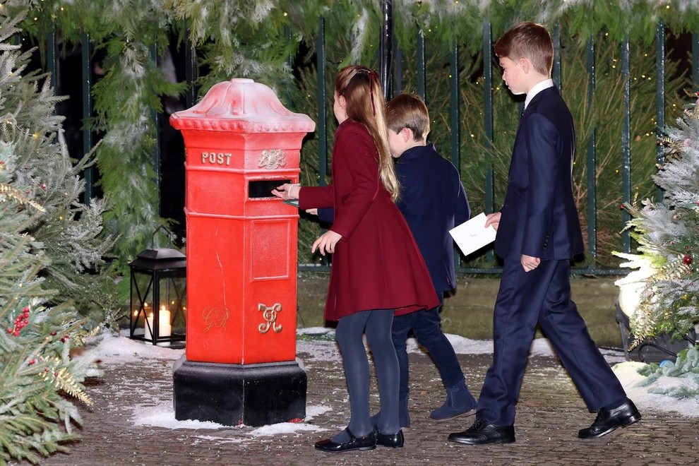 Po dolgem času skupaj z Louisom: Vse prikupne fotografije otrok družine Wales na božični maši princese Kate