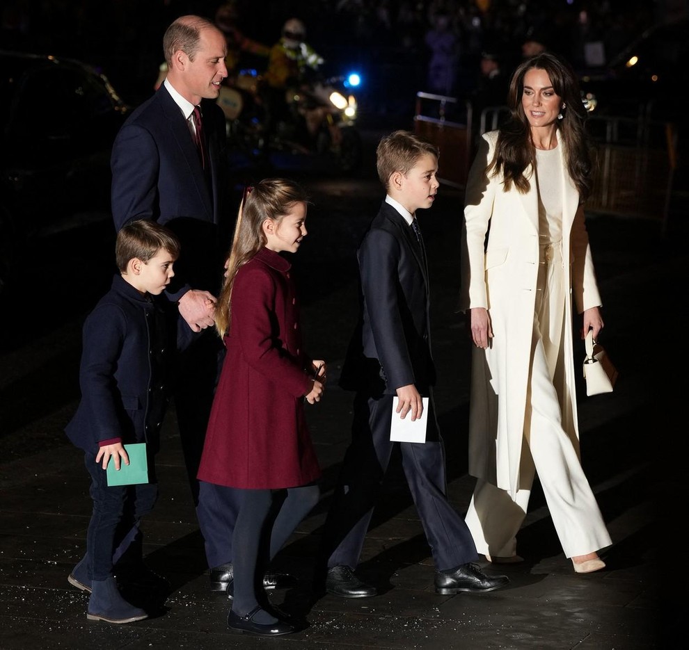 Po dolgem času skupaj z Louisom: Vse prikupne fotografije otrok družine Wales na božični maši princese Kate