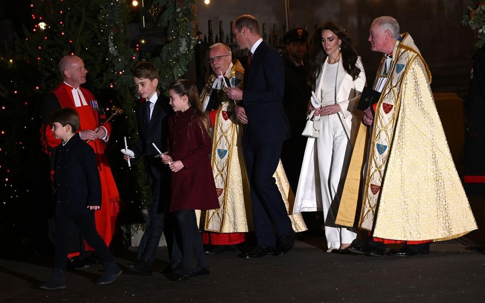 Po dolgem času skupaj z Louisom: Vse prikupne fotografije otrok družine Wales na božični maši princese Kate