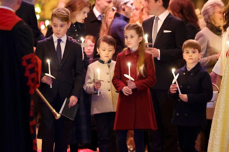 Zakaj je princ Louis edini, ki na božični voščilnici nosi kratke in ne dolgih hlač? (foto: Profimedia)