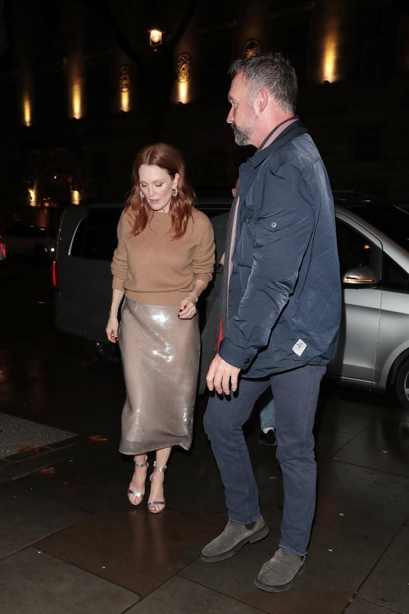 Ker je šlo za predstavitveni dogodek, se je Julianne Moore odločila za kovinske sandale s peto, odprte in s trakom …