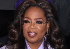 Oprah Winfrey v Benetke prispela v nepričakovanem belem setu, ki bi ga lahko nosila tudi doma, in pri tem delovala ležerno, a luksuzno!