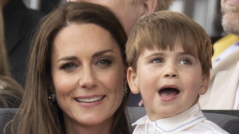 Še nikoli prej videna božična fotografija Kate Middleton iz otroštva dokazuje, da sta s princem Louisom kot dvojčka. Kako ljubko!