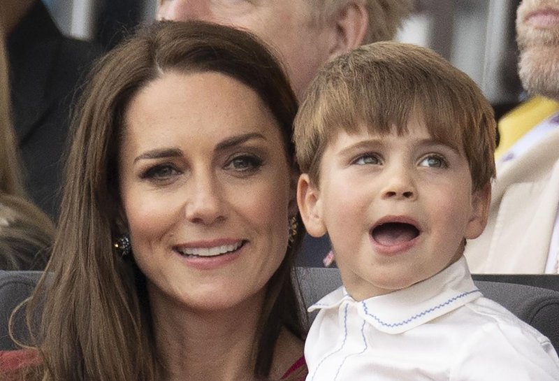 Še nikoli prej videna božična fotografija Kate Middleton iz otroštva dokazuje, da sta s princem Louisom kot dvojčka. Kako ljubko! (foto: Profimedia)