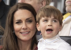 Še nikoli prej videna božična fotografija Kate Middleton iz otroštva dokazuje, da sta s princem Louisom kot dvojčka. Kako ljubko!