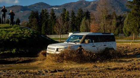 Reportaža: »Življenje v blatu je lahko tudi lepo - če je vaš Land Rover Defender Driving Experience«
