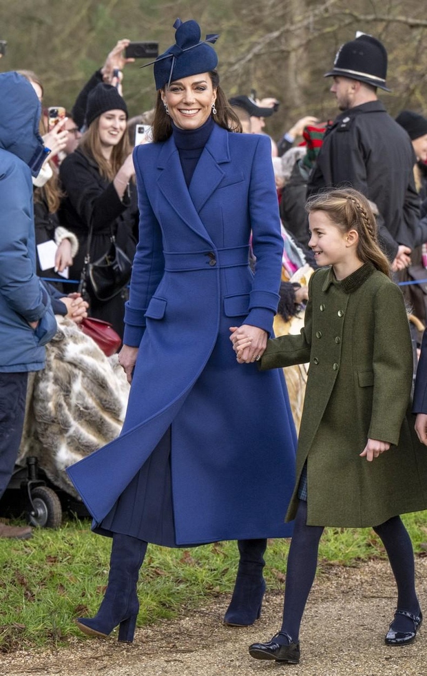 Osemletna princesa Charlotte je za to priložnost nosila zelen plašč z žametnim ovratnikom. Nasmehnila se je množici, medtem ko je …