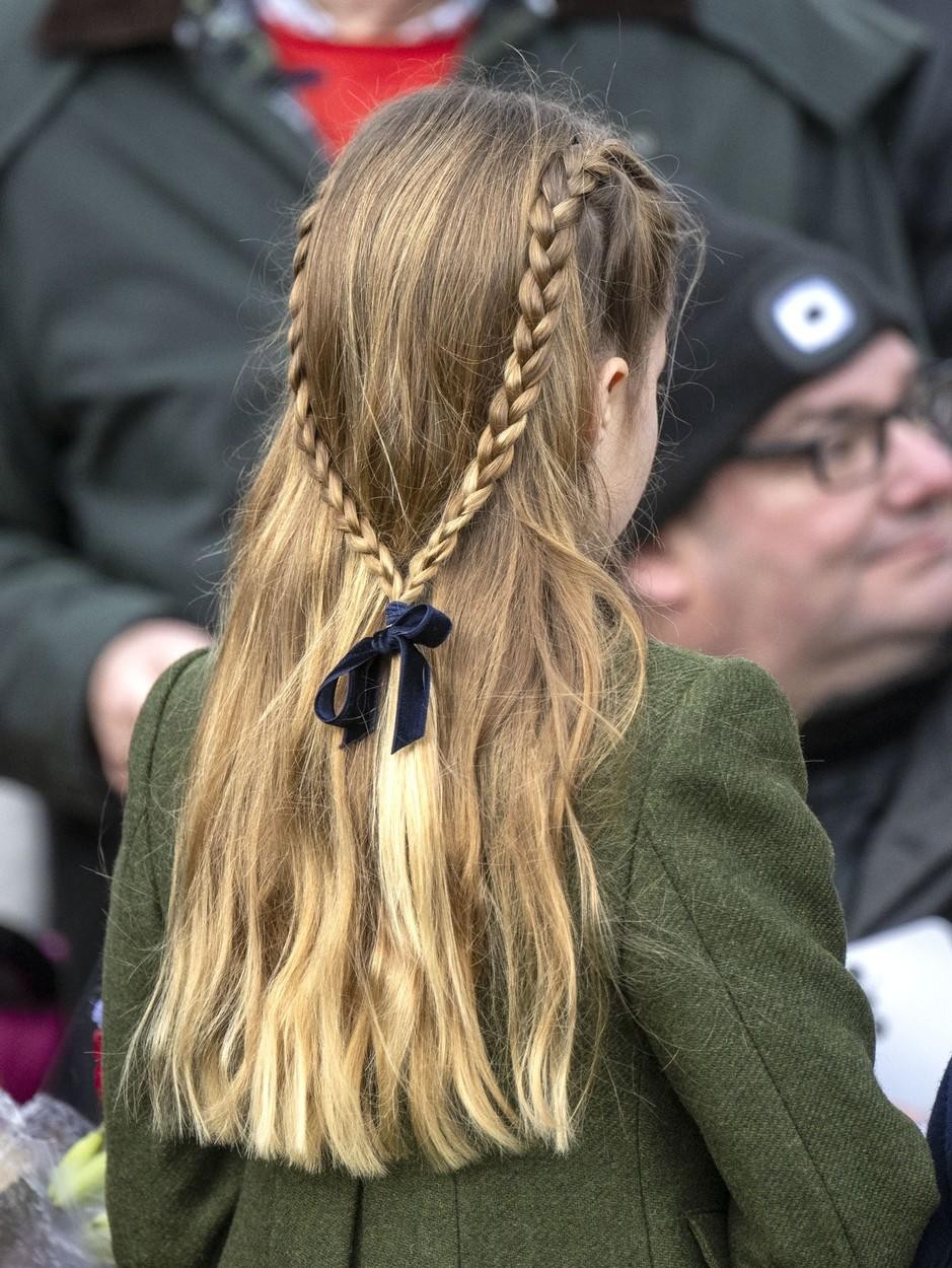 Princesa Charlotte je bila v trendu z žametno pentljo v laseh.