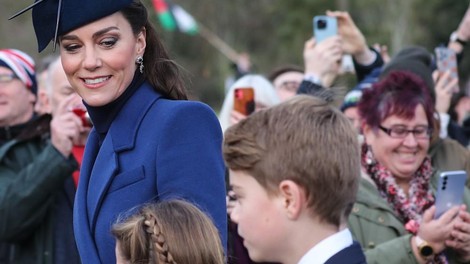 8-letna Charlotte že sledi modnim trendom: Princ George, princesa Charlotte in princ Louis so se pridružili kraljevemu božičnemu sprehodu