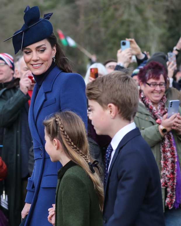 Na božično jutro so se princ William, Kate Middleton in njuni trije otroci George, Charlotte in Louis skupaj z različnimi …