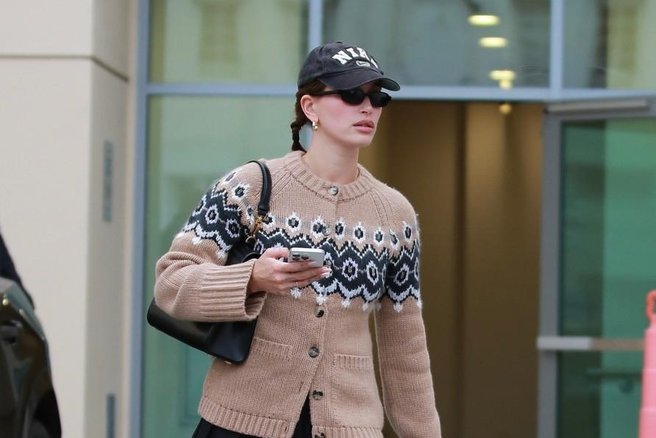 Hailey Bieber nogavice z mokasini