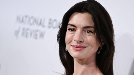 Včasih se splača staviti na klasiko: Anne Hathaway osupnila v obleki v slogu starega Hollywooda
