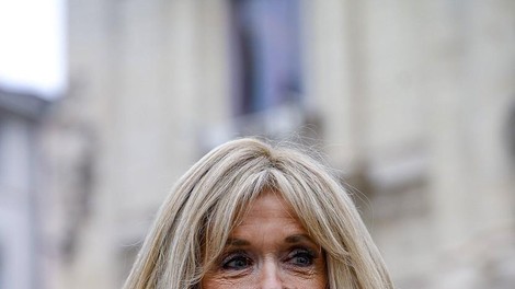 Hčerki Brigitte Macron Laurence in Tiphaine v popolnoma bež stajlingoma, ki izražata njun ikonični francosti stil