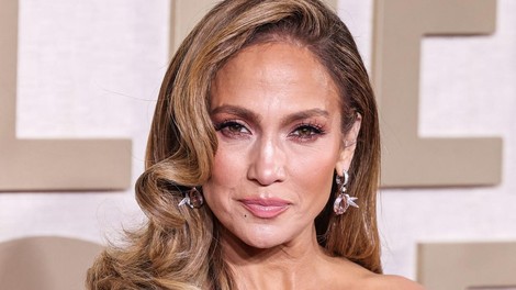 Jennifer Lopez zasijala v prosojni obleki s cvetličnimi našitki in dokazala, da ni nujno, da so prosojna oblačila na meji dobrega okusa