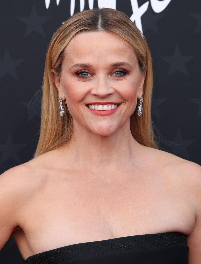 Dve črni jesenski opravi za čisto petico, dve generciji: Reese Witherspoon in njena hčerka Ava obe zadeli v črni eleganci za svojo starost!
