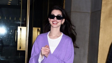 Modni svet je ustoličil novo modno ikono, igralko Anne Hathaway: Oglejte si njene zadnje 4 stajlinge, s katerimi je navdušila