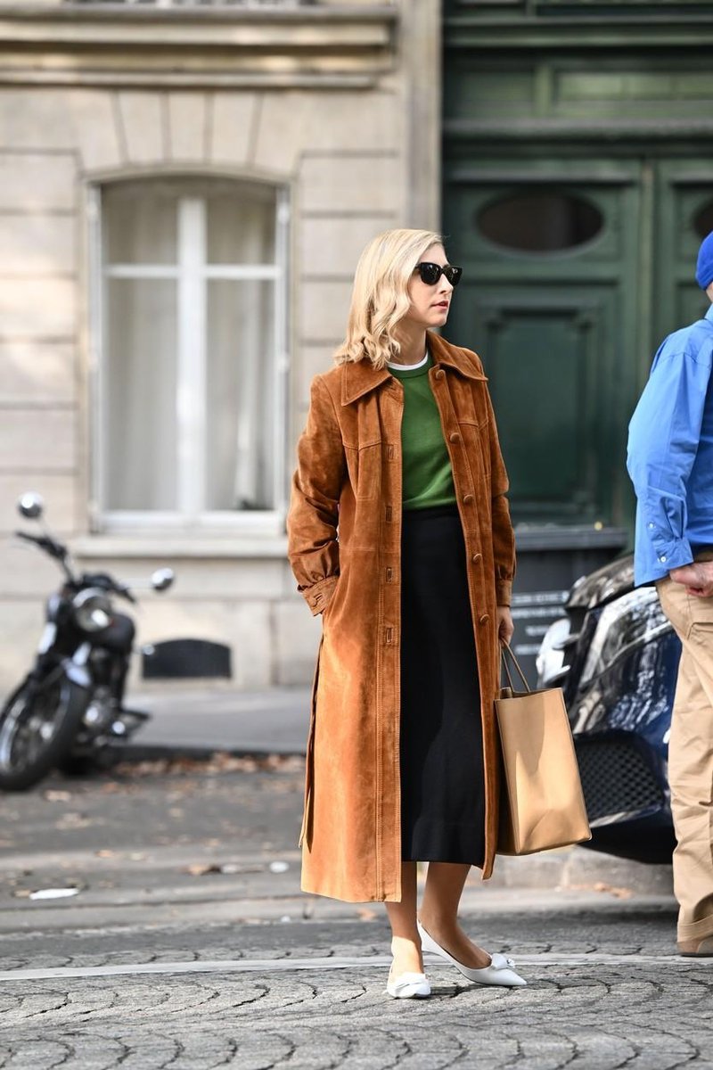 Ta "ceneni" trend čevljev je preplavil pariške ulice: Zimo 2023/24 bo zaznamoval nepričakovan trend (foto: Profimedia)