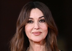 Monica Bellucci presenetila z modno izbiro in naredila drastično spremembo stila: Osupljiva v obleki, ki poudari vsako oblino na njenem telesu