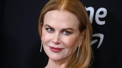 Izzivalna in drzna: Nicole Kidman osupnila v obleki z razporki in odprtim hrbtom, ki bi marsikatero damo naredila vulgarno