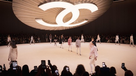 Oda svobodi plesa in performansa: Chanel na reviji visoke mode za pomlad in poletje 2024 počastil čarobnost baleta