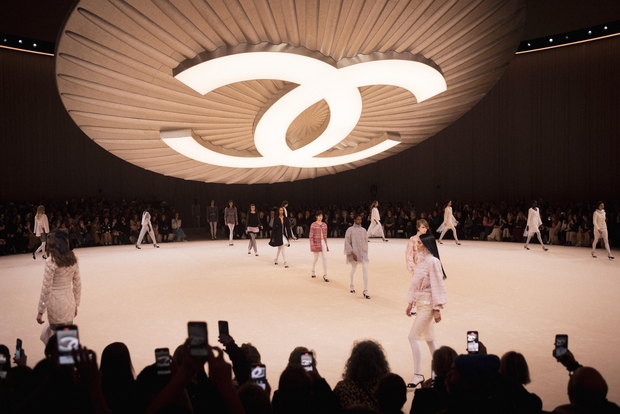 Oda svobodi plesa in performansa: Chanel na reviji visoke mode za pomlad in poletje 2024 počastil čarobnost baleta